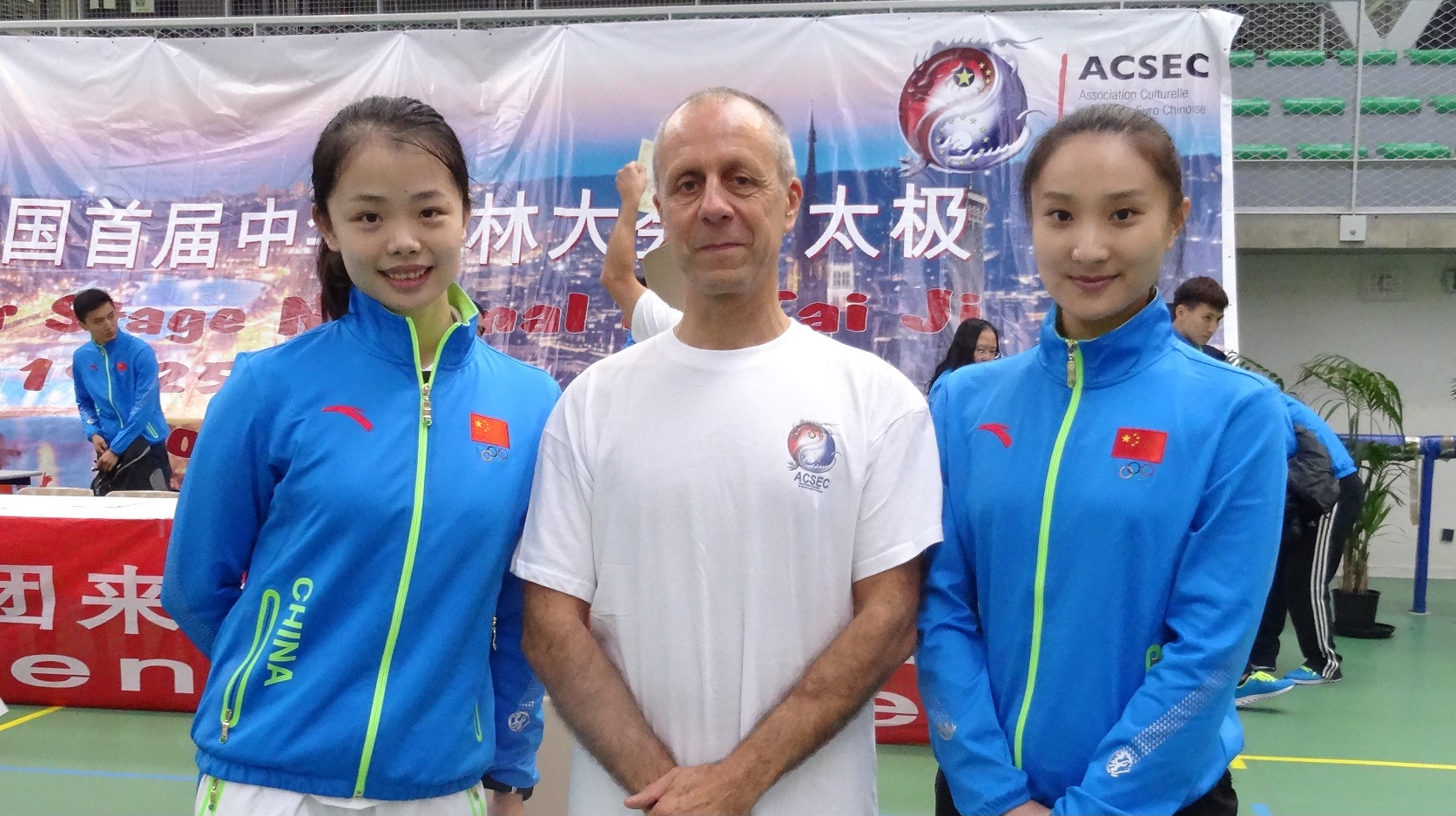 Bertrand GAGNEUX avec Entre Mme LONG Jaoer et Mme RAN Qianxin toutes deux Championnes du monde de Tai Chi.